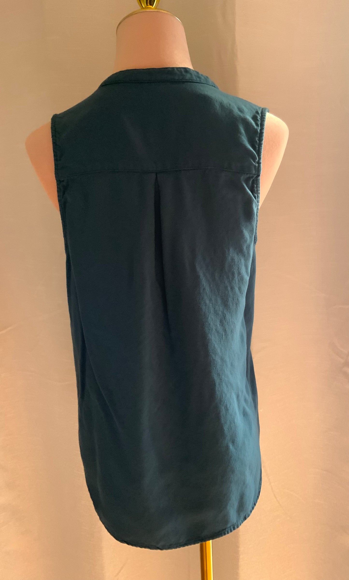 FOREVER 21 SLEEVELESS TOP